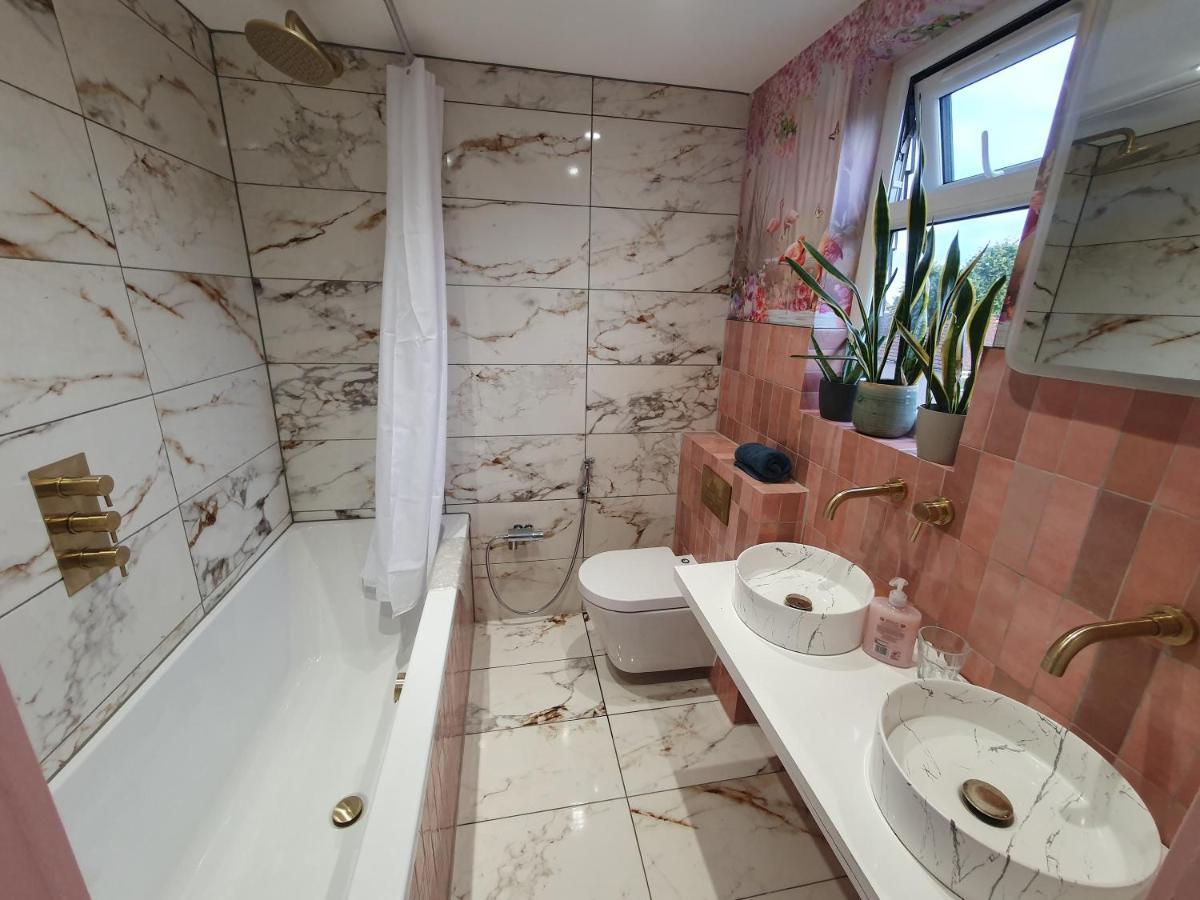 Beautiful Guest Rooms, Free Parking, 30Min Heathrow, 40Min Wembley, 60Min Central London Greenford  Exterior photo